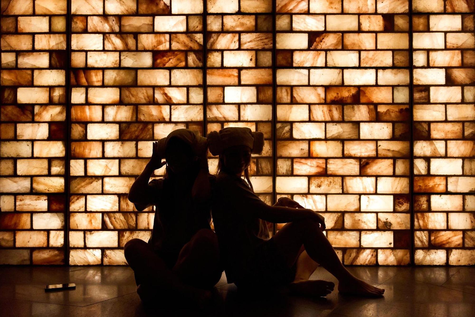 济州君悦酒店 济州市 外观 照片 A backlit onyx wall