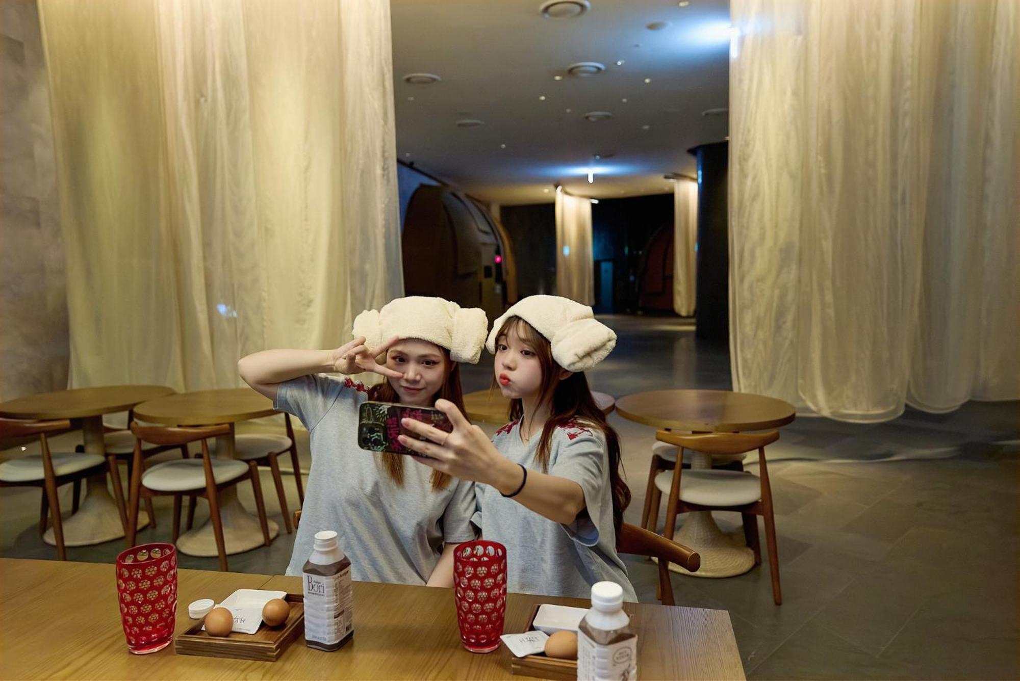 济州君悦酒店 济州市 外观 照片 Two girls in the restaurant