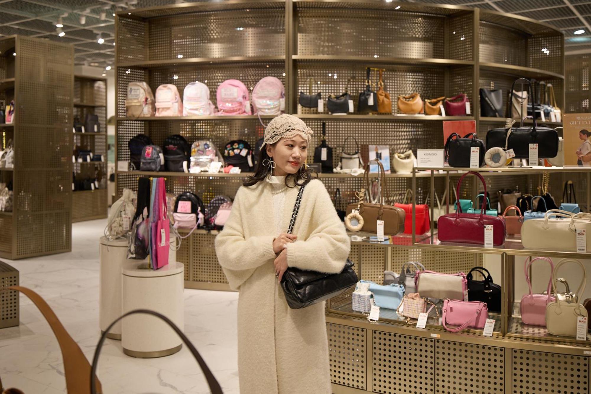 济州君悦酒店 济州市 外观 照片 A woman shopping for handbags