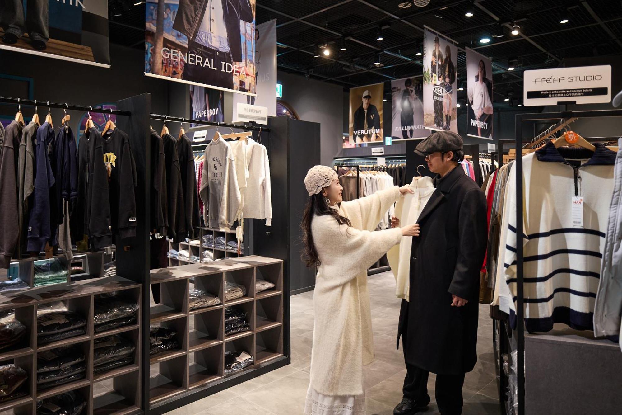 济州君悦酒店 济州市 外观 照片 A personal shopper helping a man with his wardrobe