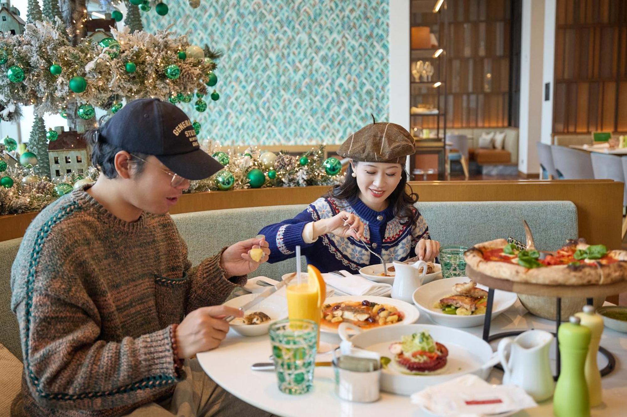 济州君悦酒店 济州市 外观 照片 A couple eating at a restaurant